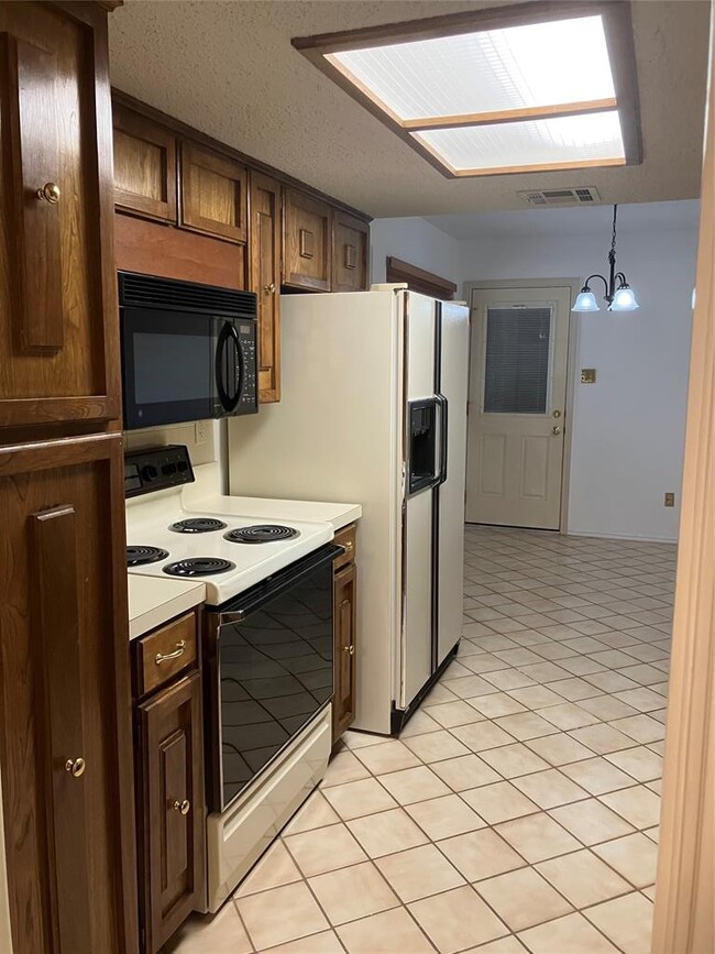 Building Photo - 8226 Summer Side Dr