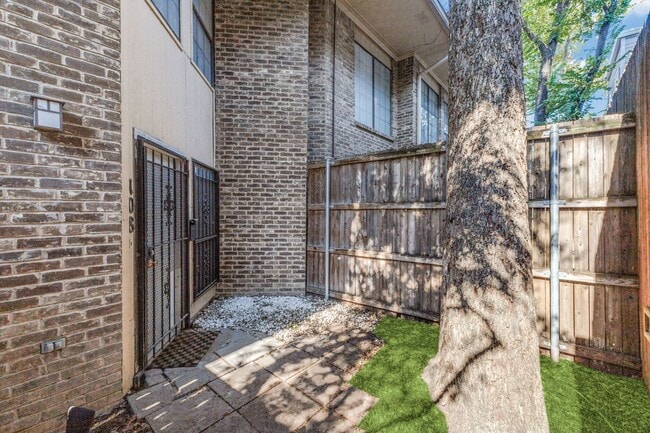 Building Photo - 3909 Rawlins St