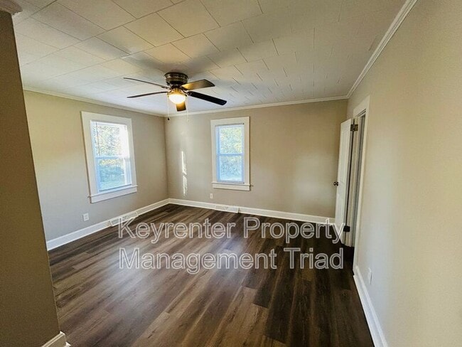 Building Photo - 5087 Meadowbrook Dr