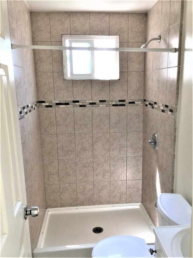 Building Photo - 2051 Cedar Ave