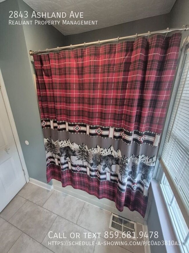 Building Photo - 2843 Ashland Ave