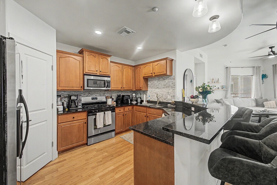 Building Photo - 945 E Playa del Norte Dr