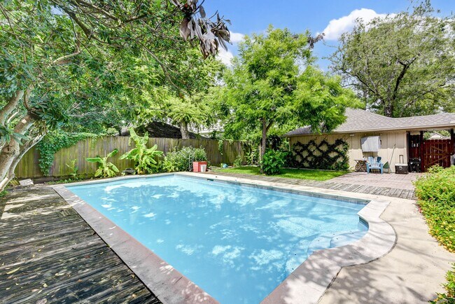 Building Photo - 10707 Piping Rock Ln