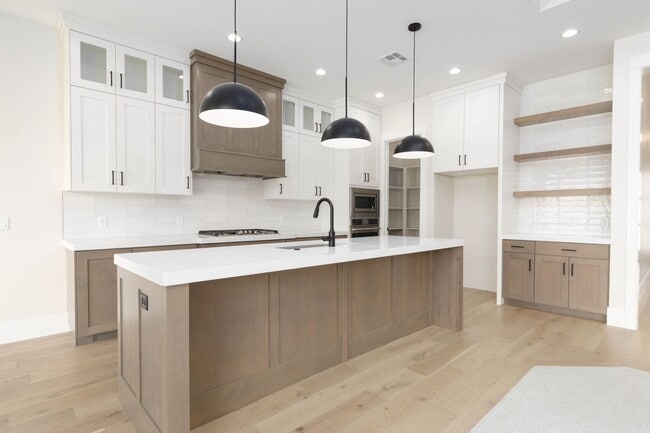 Building Photo - Stunning  4 bed | 3 bath | 3 car garage cu...