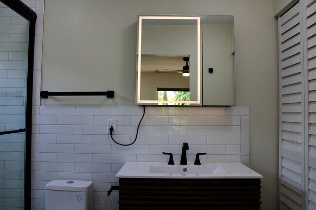 Building Photo - Fully Renovated 3/3 Northwood Home with Gu...