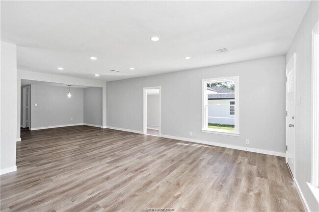 Building Photo - 722 Mary Lake Dr