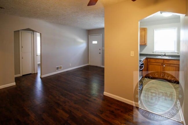 Building Photo - Fall Move In Special $500.00 off Deposit! ...