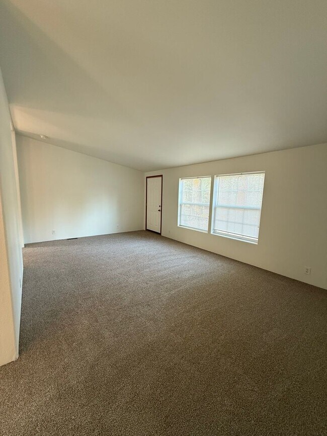 Building Photo - SPIRIT LAKE HOME (P#440)