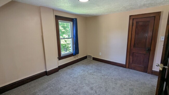Building Photo - Spacious 4-bedroom, 1.5-bath home in Akron