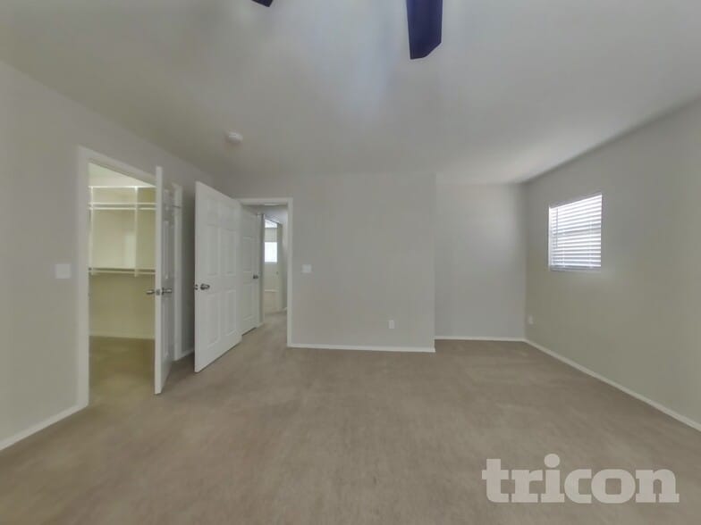 Building Photo - 2283 E Palm Beach Dr