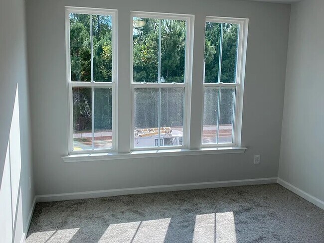 Building Photo - 588 Glen Clova Dr