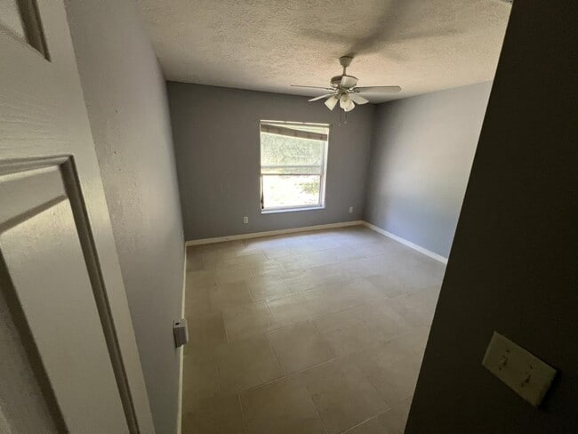 Building Photo - 1091 N Lion Cub Point