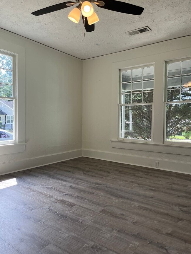 Building Photo - Spacious 2bd/1.5ba Home Minutes From W Midtown!