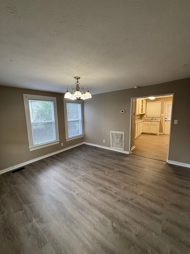 Building Photo - North Knoxville Cottage!