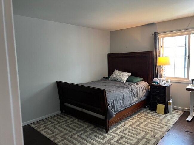 Building Photo - 1870 Fort St