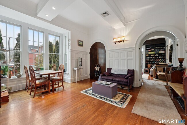 Building Photo - 591 Orange St