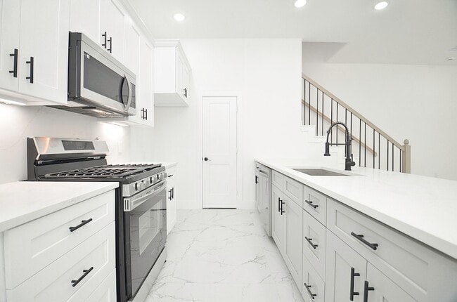 Building Photo - 9312 Waller St