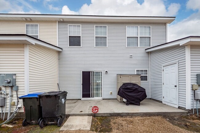 Building Photo - 3 Bedroom, 2.5 Bathroom Townhome in Lakes of Summerville - Summerville