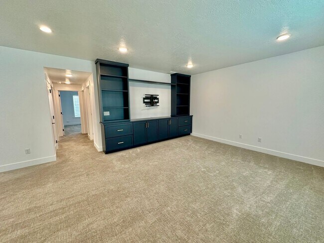 Building Photo - Gorgeous 5 Bed 3.5 Bath Home at Daybreak I...