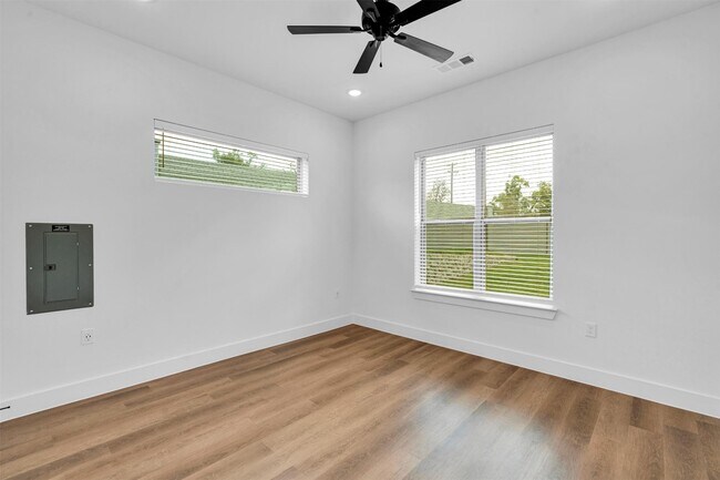 Building Photo - 1709 Bernard St