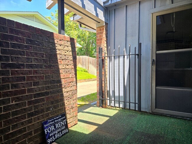 Building Photo - Brick 3/2/2 in Nice Denison Neighborhood O...