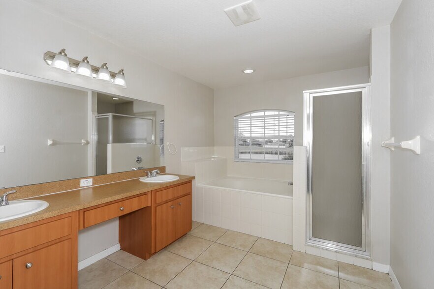 Building Photo - 8834 Pebblebrooke Dr