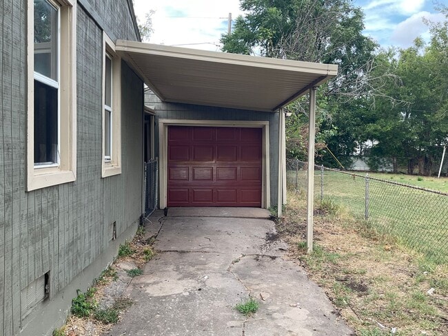 Building Photo - 303 W Kittyhawk Dr