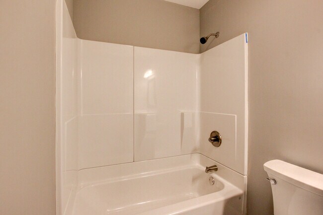Building Photo - 127 Riverbend Dr