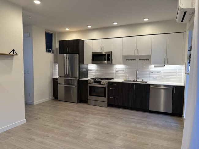 Building Photo - Free Rent Promotions! Modern 2-Bed, 2-Bath Townhome near Madison Valley – Exceptional Light, Desi...