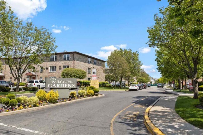 Building Photo - 132 Riverview Ct