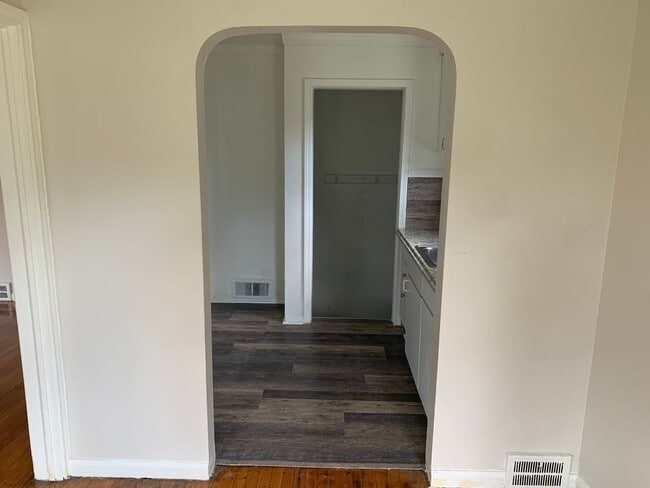 Building Photo - 2 bed 1.5 bath SFH Now Available!