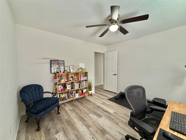 Building Photo - 2 Twin Feather Pl