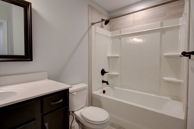 Building Photo - mega Huge wow. 4 bed 3 bath.