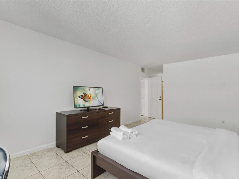 Building Photo - 3725 S Ocean Dr