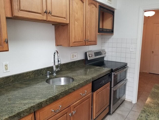 Building Photo - 2 bedroom Mayflower Condo for Rent