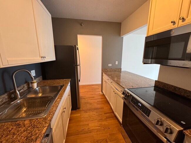 Building Photo - 400 N La Salle Dr