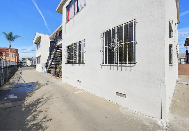 Building Photo - 1224 Normandie Ave
