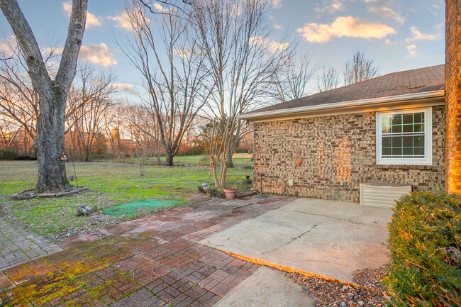 Building Photo - Beautifully Renovated Brentwood Home