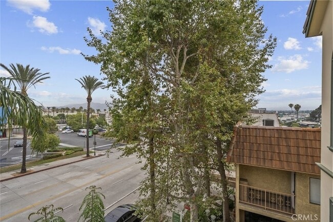 Building Photo - 231 E Burbank Blvd