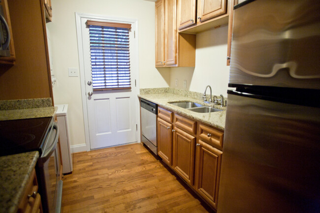 Building Photo - 2 Bedroom Condo just minutes from Carrboro...