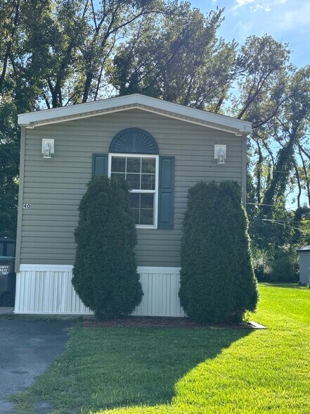 current photo - hedges trimmed to not block lights. - 40 Edgewood Dr