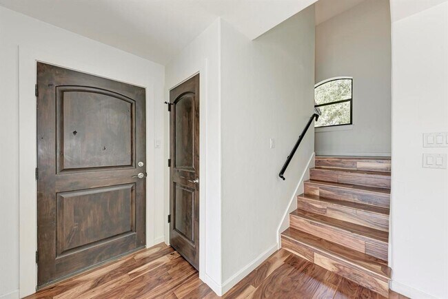 Building Photo - 13803 Lakeview Dr