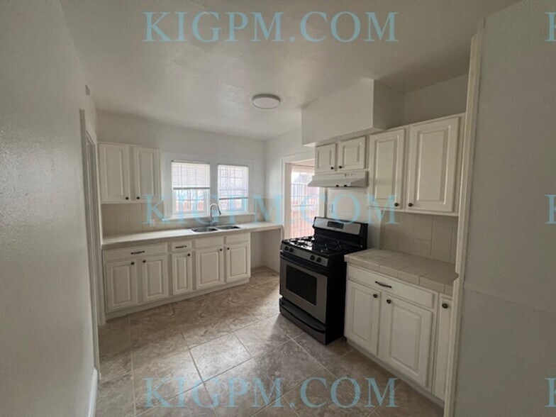 Building Photo - 2-Bedroom Duplex in Prime Mid-Wilshire Area!