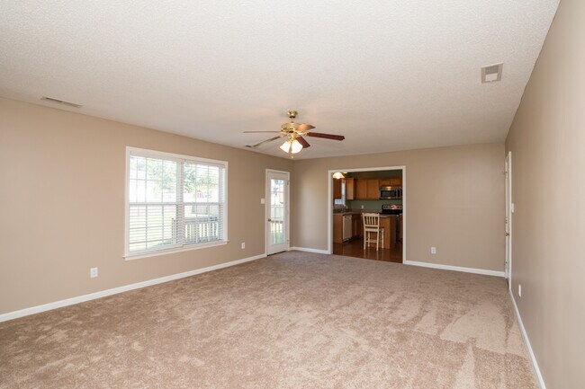 Building Photo - 4 Bedroom 2 Bath