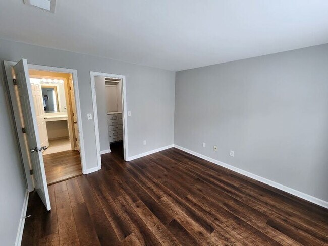 Building Photo - 322 Granville Ct