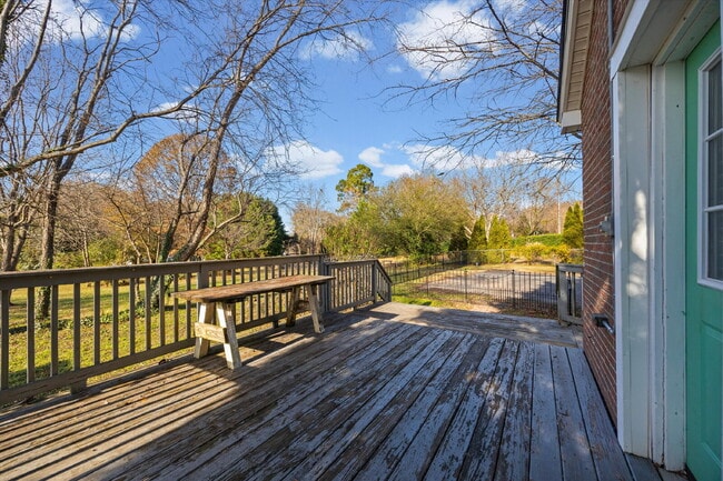 Building Photo - 512 Banks St