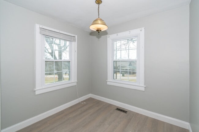 Building Photo - 412 Keeble St