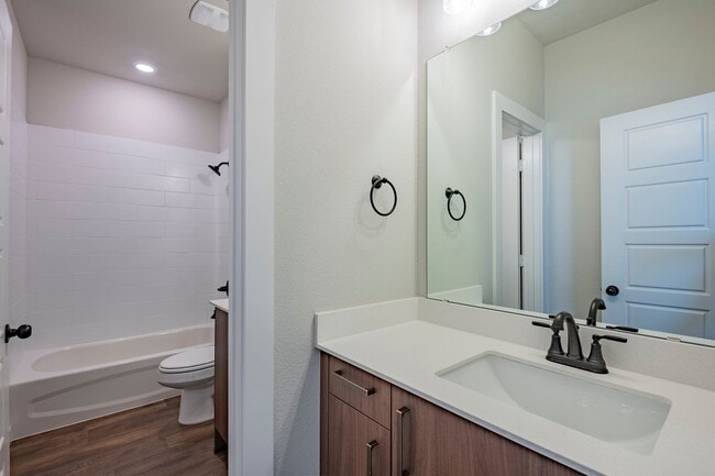 Building Photo - AVAILABLE NOW! GORGEOUS 2 BEDROOM FOUR PLE...