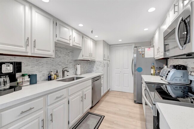 Building Photo - 899 Jeffery St