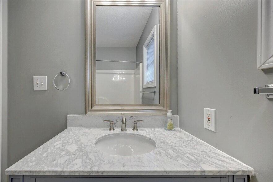 Building Photo - 3499 S Oaklawn Cir